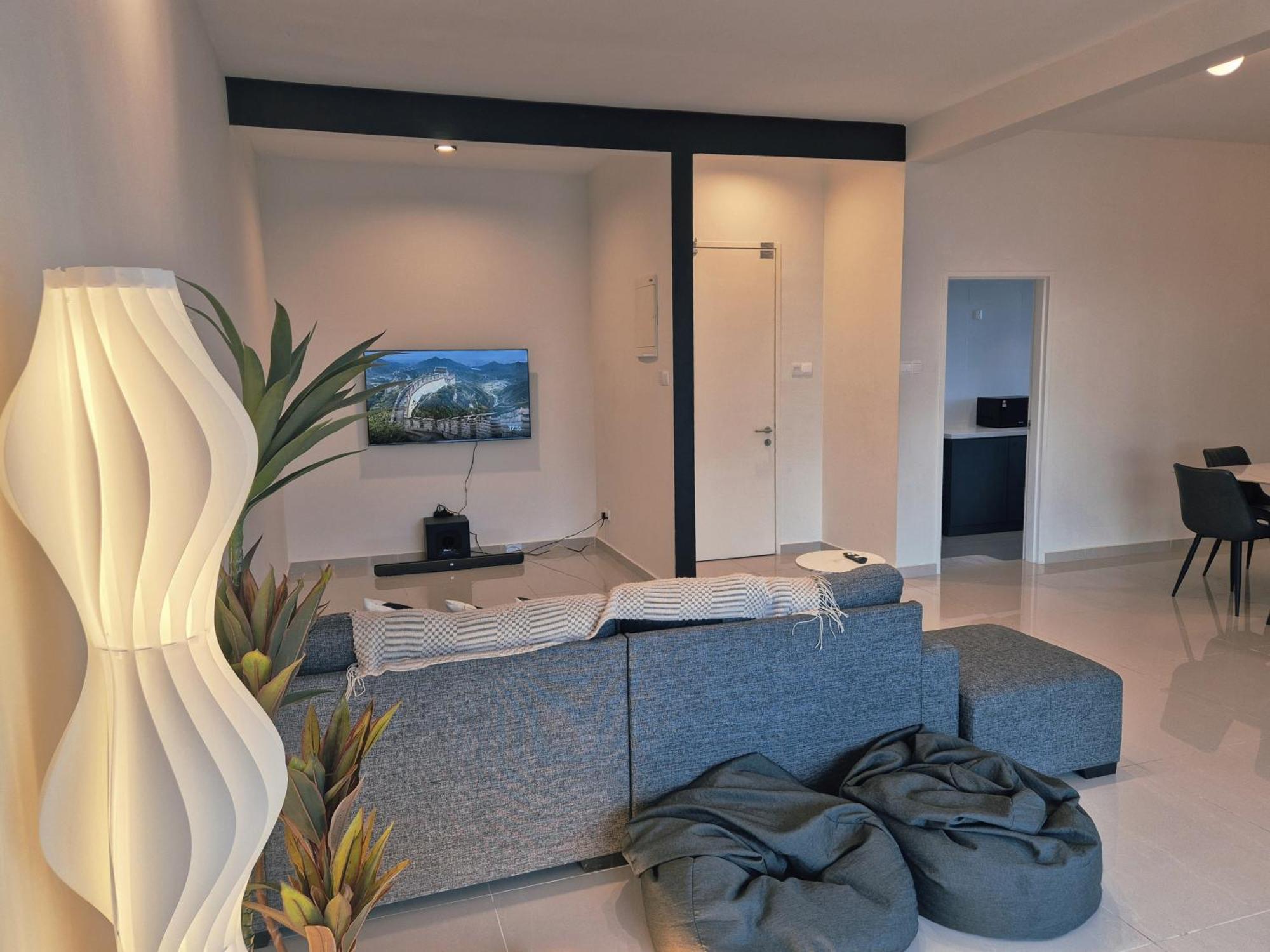Apartemen Ultimate Skyline Penthouse W Bathtub 3 Bedroom 6 Pax *